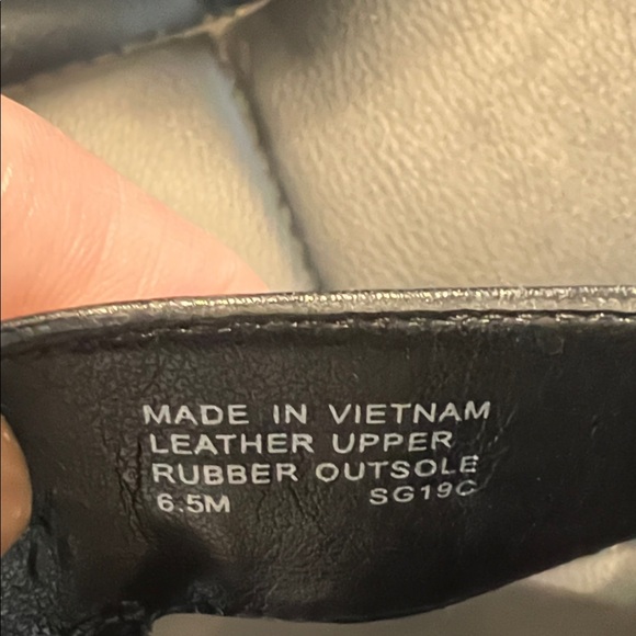 Michael Kors Black leather Sandals with Metallic Chain - Picture 5 of 8